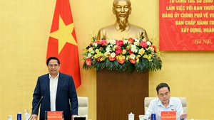 推进机构精简，提出经济增长的各项措施
