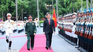 越共中央政治局委员、国防部部长潘文江同新加坡国防部部长陈振声举行会谈