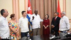 越南国会向古巴国会赠送会议室设备