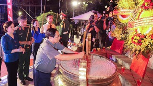 范明正总理出席长山国家烈士陵园缅怀英烈“点燃感恩烛光”仪式