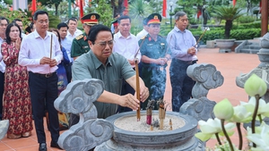 政府总理范明正在广治省缅怀悼念胡志明主席和英雄烈士