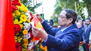 范明正总理在里约热内卢胡志明主席纪念牌前敬献花圈