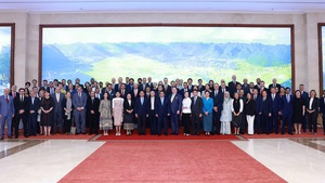 范明正总理与外国驻越南外交使节举行见面会