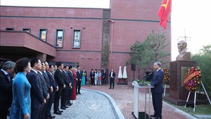 越共中央总书记苏林出席位于韩国的胡志明主席雕像揭幕仪式