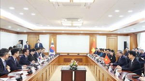 越共中央总书记苏林会见韩国总理金敏锡