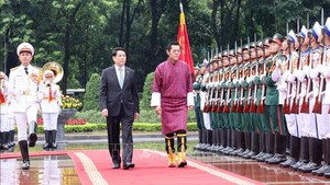 越南国家主席梁强举行隆重仪式  欢迎不丹国王与王后来访