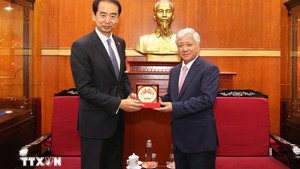 越南祖国阵线中央委员会主席杜文战会见中国驻越南大使何炜