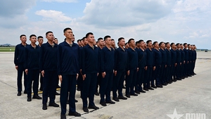 参加越南九.二国庆阅兵式的中国军事代表团抵达河内