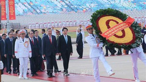 越南国庆80周年：越南党、国家领导瞻仰胡志明陵并敬献花圈