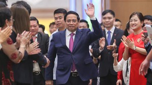 范明政总理出席题为“企业与国家同行80年”的政府总理与企业见面会