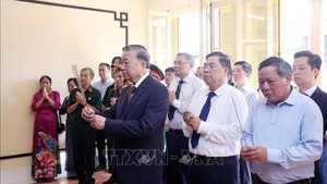 越共中央总书记苏林在河内行横街48号遗址上香缅怀胡志明主席