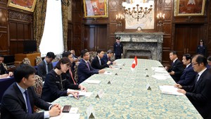 黎成龙副总理会见日本参议院议长