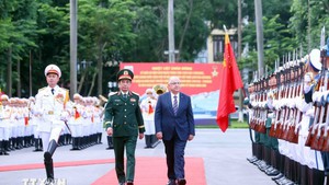 土耳其国防部长亚萨尔&#183;古勒对越南进行正式访问