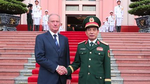 越南国防部部长潘文江大将与俄罗斯联邦总统助理、俄罗斯海事委员会主席举行会谈