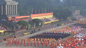 庆祝越南国庆80周年的盛大阅兵游行活动在河内举行