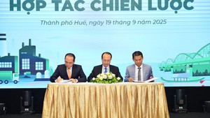 顺化市和芳装集团投资股份公司，金龙汽车公司签署关于遗产城市和现代化产业建设的合作协议