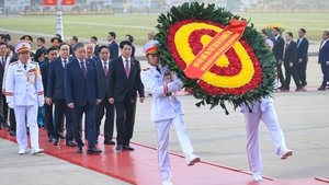 越共十四大与会代表瞻仰胡志明陵并敬献花圈