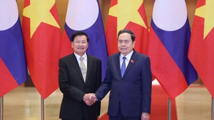 越南国会主席陈青敏会见老挝人民革命党总书记、国家主席