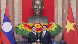 越南国家主席梁强会见老挝总书记、国家主席通伦·西苏里