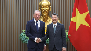 黎明兴总理会见卢森堡大公国财政大臣吉勒·罗特