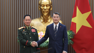 黎明兴总理会见老挝副总理兼国防部长