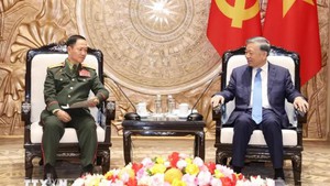 越共中央总书记、国家主席苏林会见老挝国防部长坎良·乌塔凯松