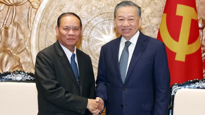 苏林总书记、国家主席会见老挝人革党中央书记处常务书记维莱·拉坎丰