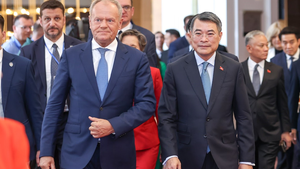 黎明兴总理与波兰总理共同出席越南—波兰企业座谈会