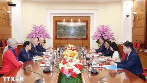 越共中央书记处常务书记陈锦秀会见匈牙利工人党代表团