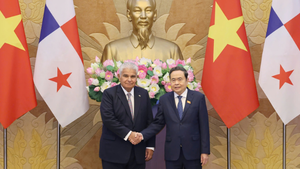 越南国会主席陈青敏会见巴拿马总统何塞·劳尔·穆利诺