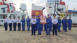 越南海警第二区启程前往长沙海域进行春节巡逻