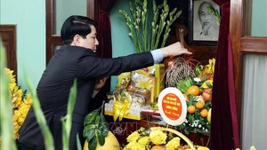 梁强主席上香缅怀胡志明主席