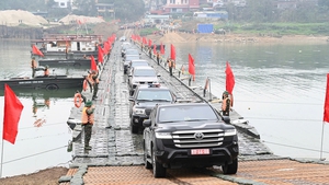 政府总理向架设横跨泸江浮桥以保障春节期间民众出行的机关和单位致表扬信