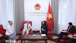 黎氏秋姮副部长会见里士满公爵与夫人