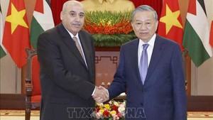 苏林总书记会见约旦众议院议长马赞·图尔基·卡迪