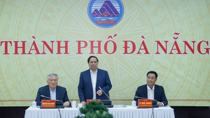 范明政总理与岘港市委常委会举行工作会议