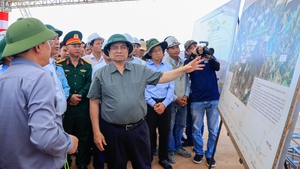 范明政总理视察广义省和嘉莱省的高速公路项目和机场项目