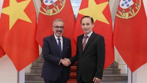 越南外交部长黎怀忠同葡萄牙国务部长兼外交部长保罗·兰热尔举行会谈