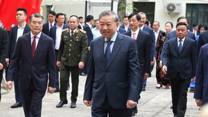 越南党、国家领导行使选民权