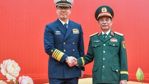 越南国防部长潘文江与中国国防部长董军举行会谈