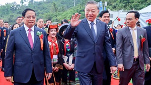 沿边17省的121所九年一贯制学校同一时间动工建设