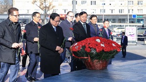 越南政府总理范明政在莫斯科向胡志明主席纪念碑敬献花圈