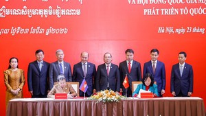 越南祖国阵线中央委员会和柬埔寨祖国团结发展阵线签署合作协议