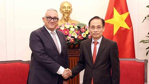 越南外交部部长黎怀忠与欧盟国际关系事务委员约瑟夫·西克拉举行会谈