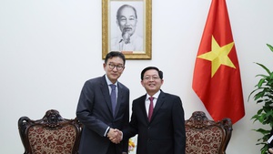 越南政府副总理胡国勇接见韩国GS能源集团领导人