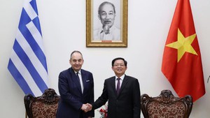 越南政府副总理胡国勇会见希腊议会第一副议长普拉基奥塔基斯