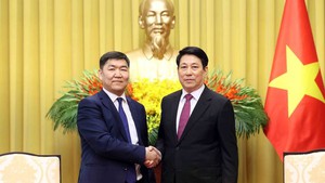 梁强主席会见蒙古国最高法院院长甘佐里格·丹丁