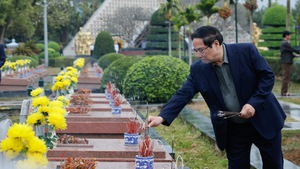 越南政府总理范明政在奠边府敬献香烛，缅怀胡志明主席及英雄烈士