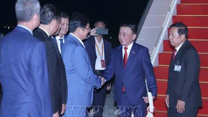 越共中央书记处常务书记陈锦绣抵达金边德崇国际机场，开始对柬埔寨进行正式访问