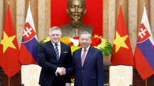 越共中央总书记、国家主席苏林会见斯洛伐克总理